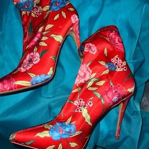 ALDO Cirelle Orange Floral Print Sock
Bootie 8.5